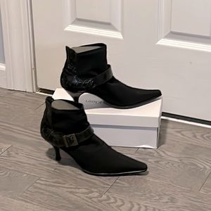 Ankle boots with Splenda ankle boot. leather back and suede in the front.